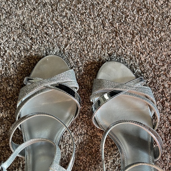 Silver Heels - Picture 5 of 8